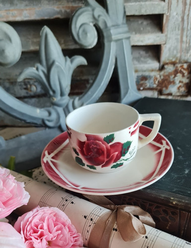 Ancienne tasse sous - et,