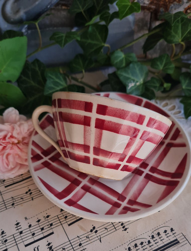 Ancienne tasse sous - tasse, et