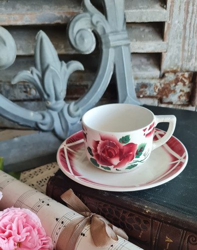 Ancienne tasse sous - ancienne,