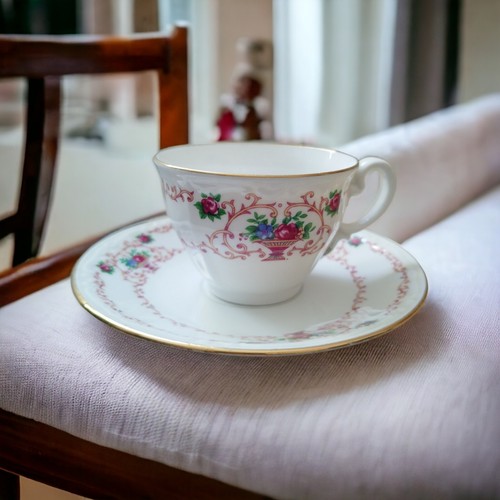 Ancienne tasse sous - et,